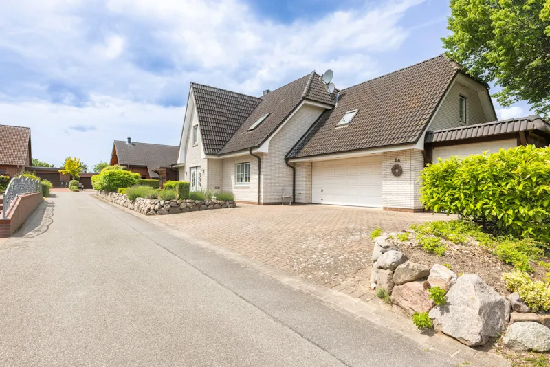 Straßenansicht mit Carport