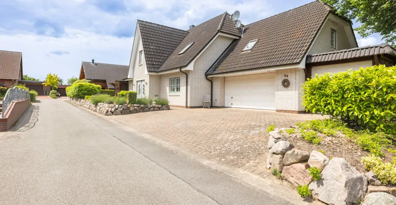 Straßenansicht mit Carport