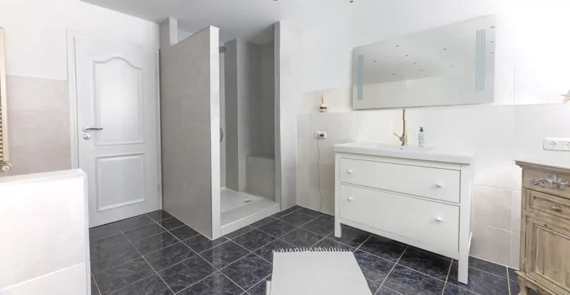 .. und moderner Dusche