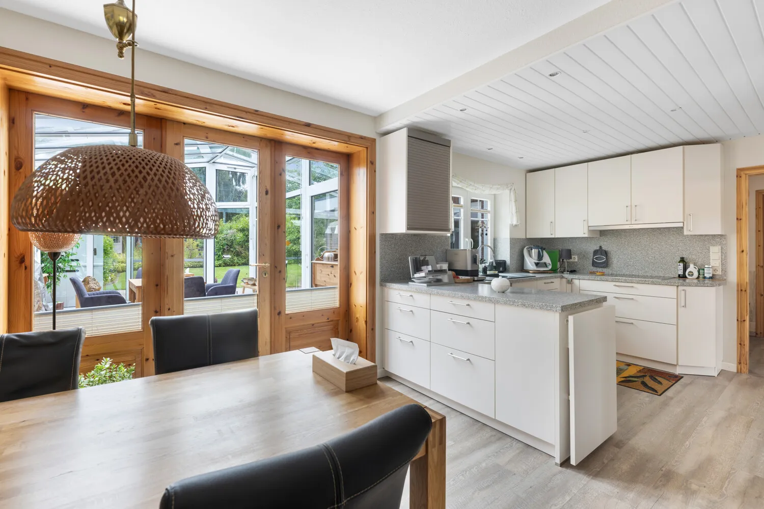 Essplatz mit Zugang zum Wintergarten