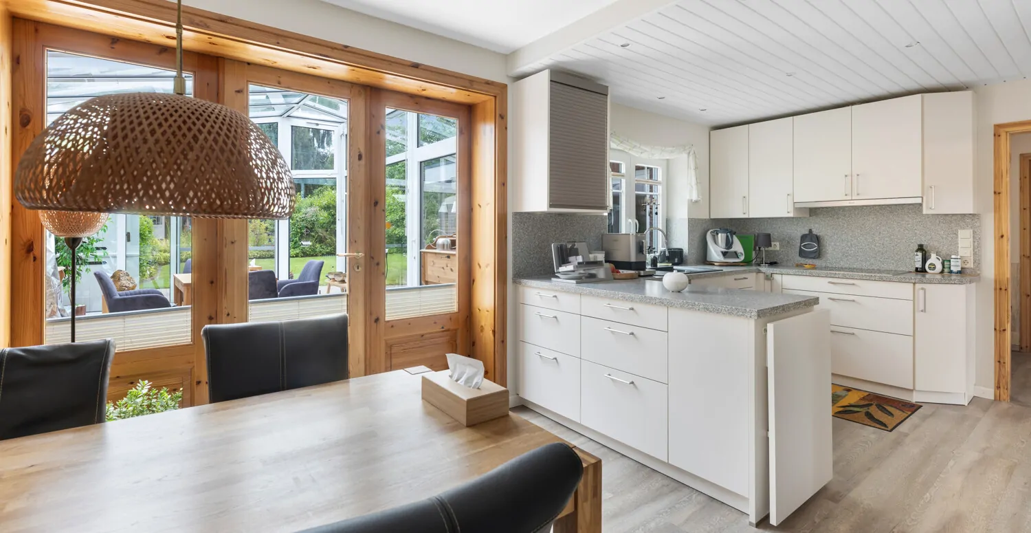 Essplatz mit Zugang zum Wintergarten