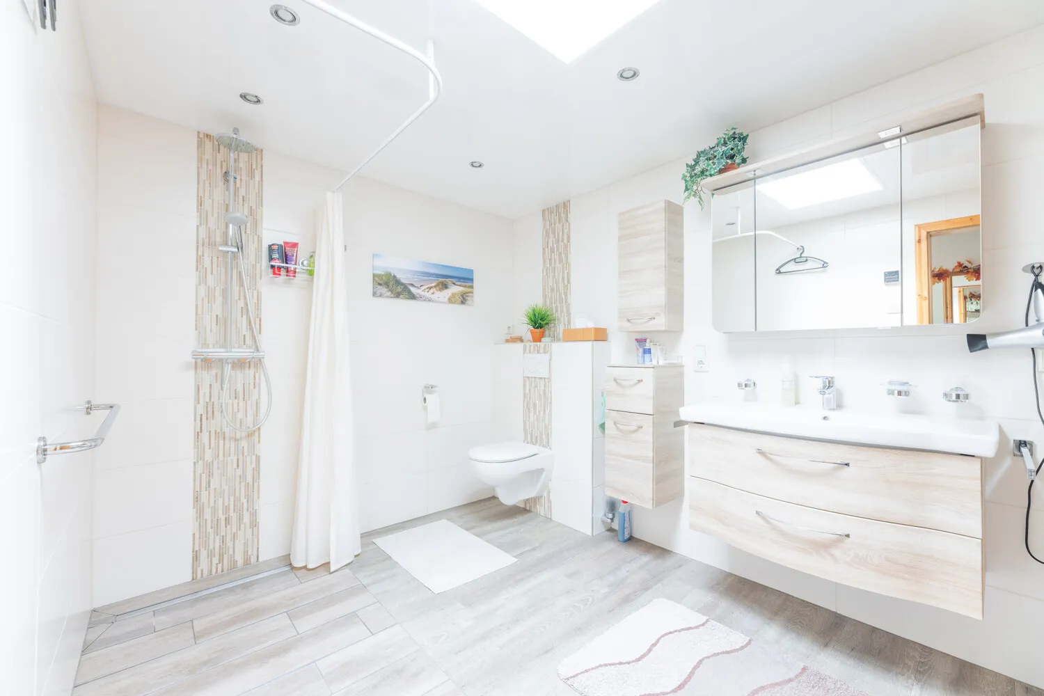 mit Einlaufdusche und Badmöbeln