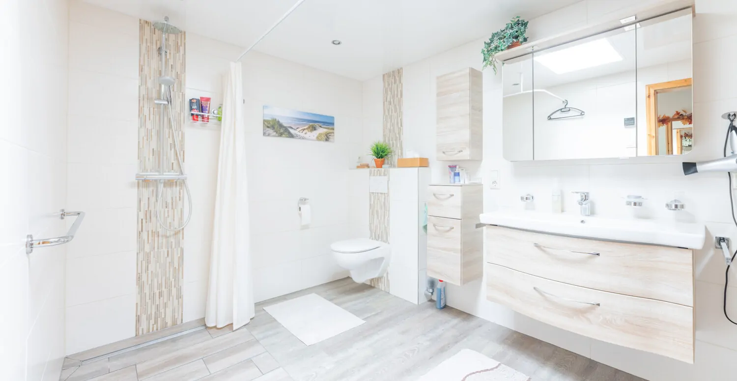 mit Einlaufdusche und Badmöbeln