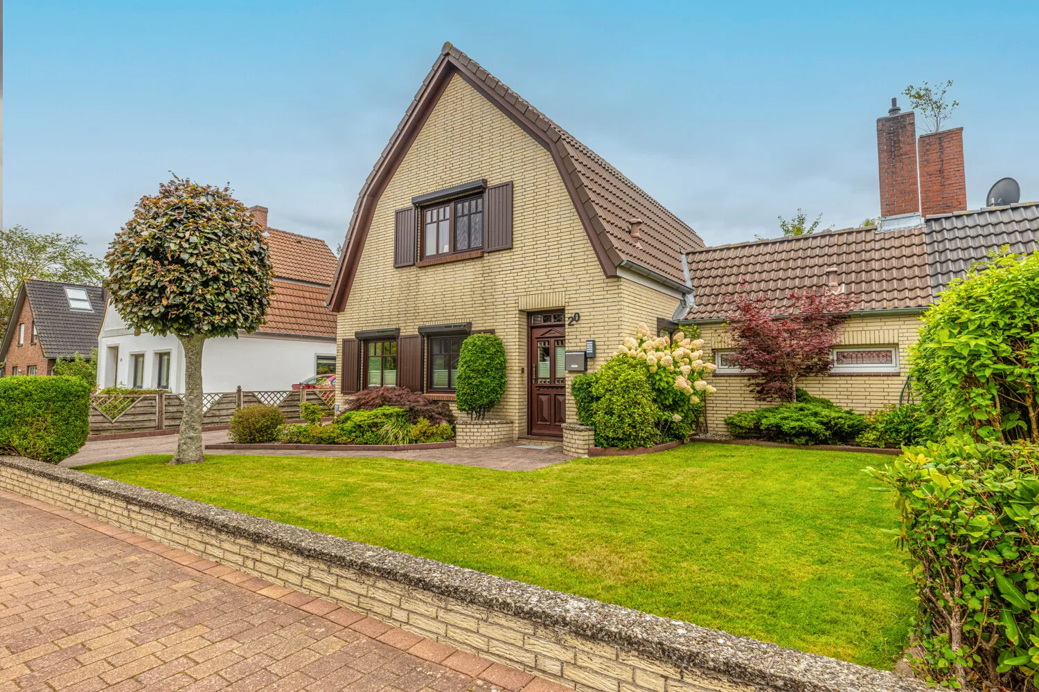 mit seitlichem Anbau