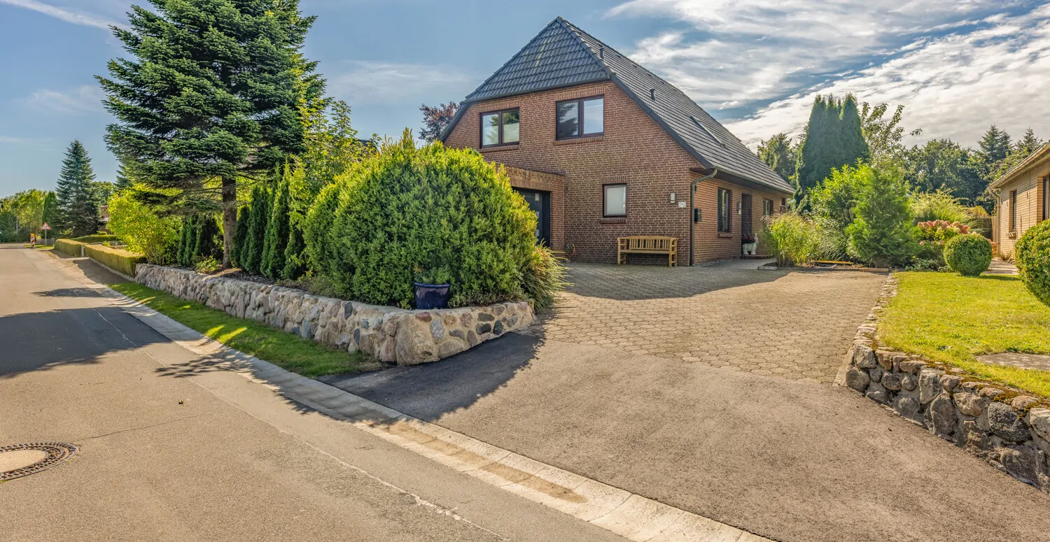 Vorderansicht mit Garage und schönem Wall