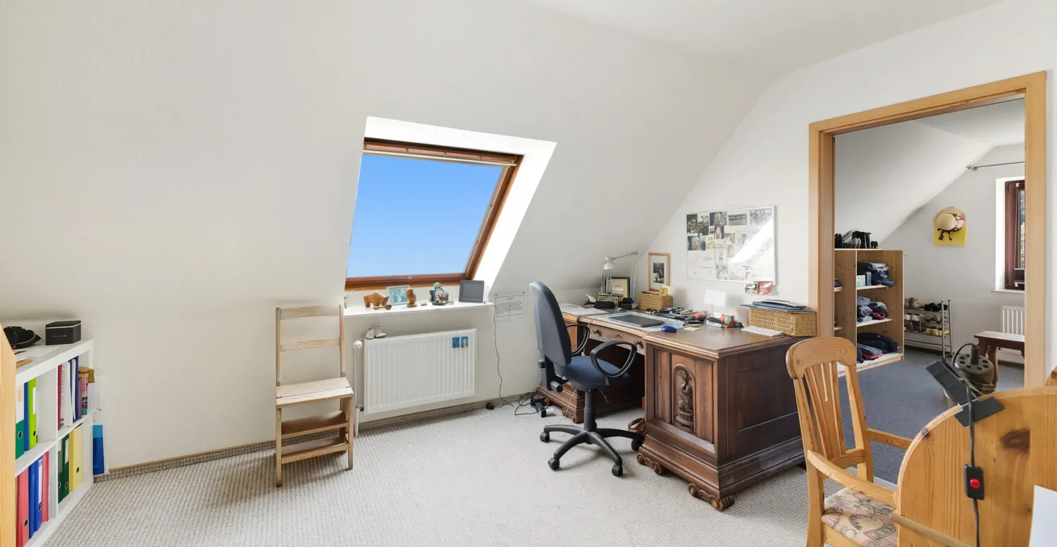 Büro - Gästezimmer mit Zugang zum Ankleideraum