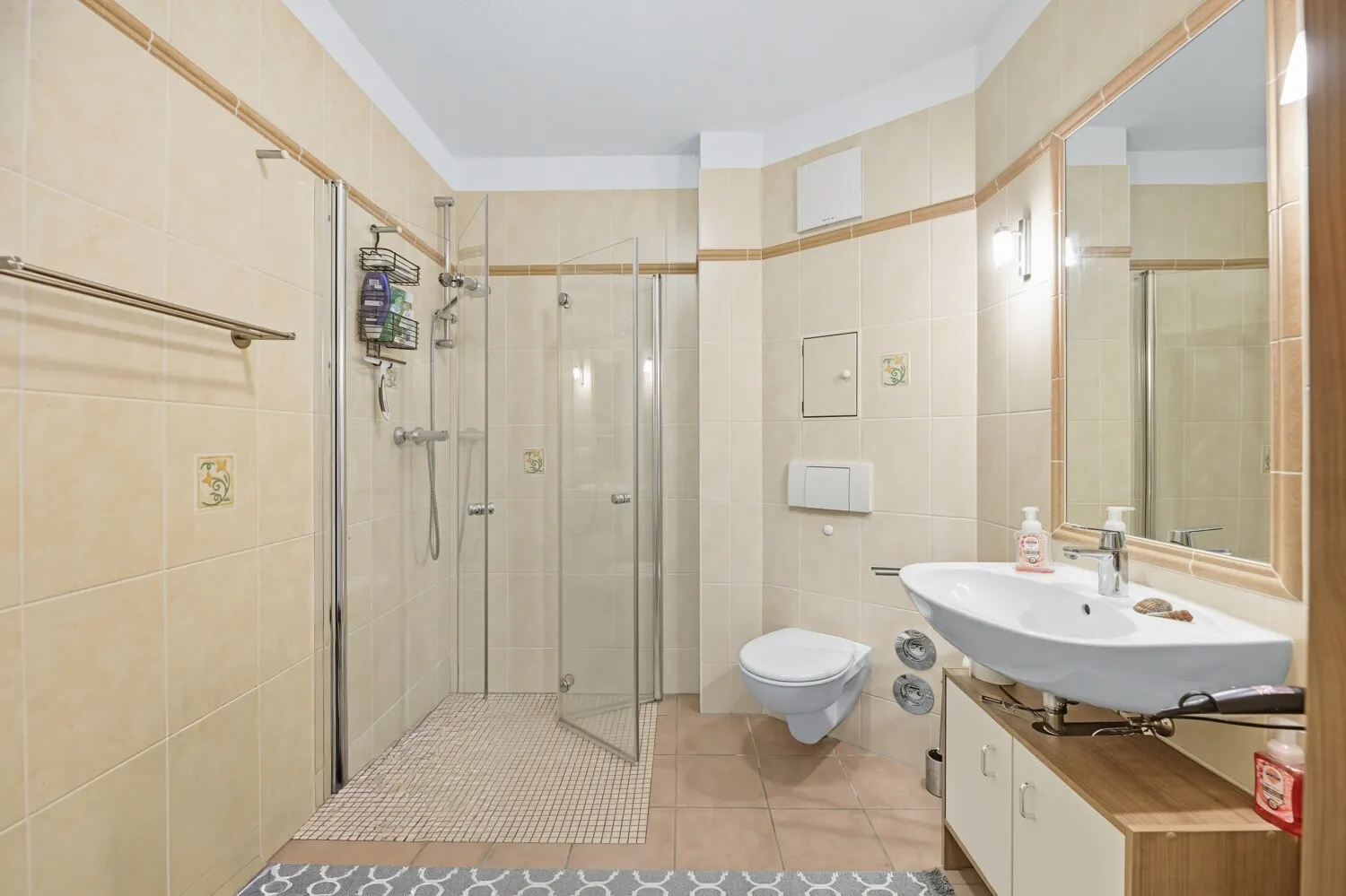 modernes Duschbad im Erdgeschoss