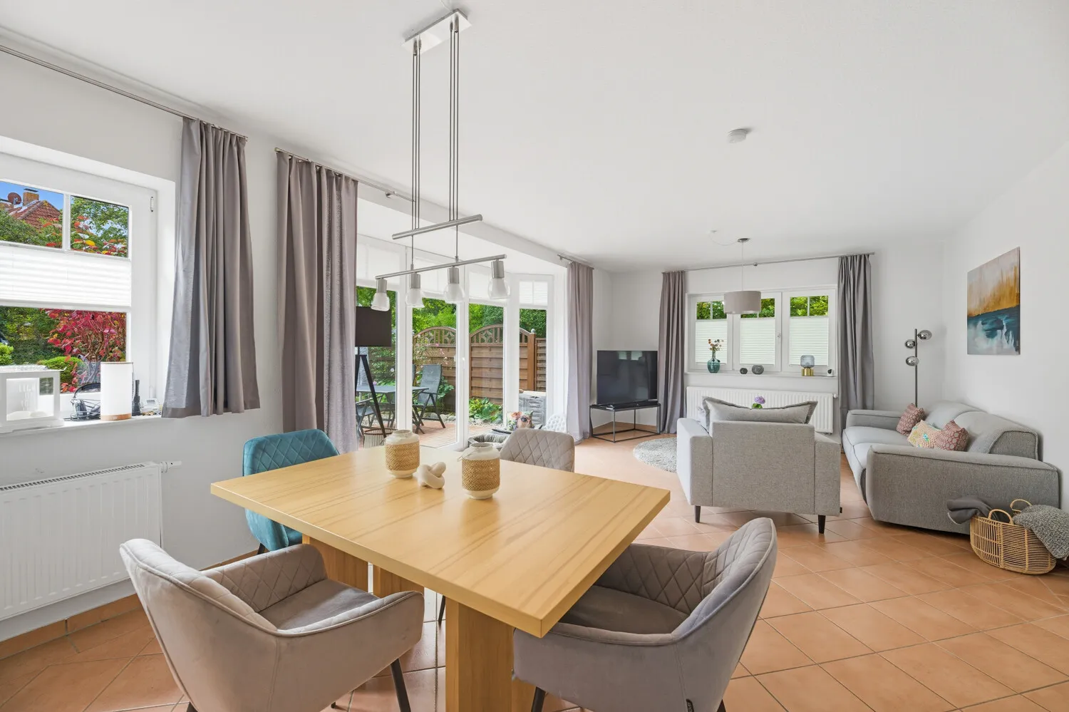 Blick Essbereich und Wohnbereich