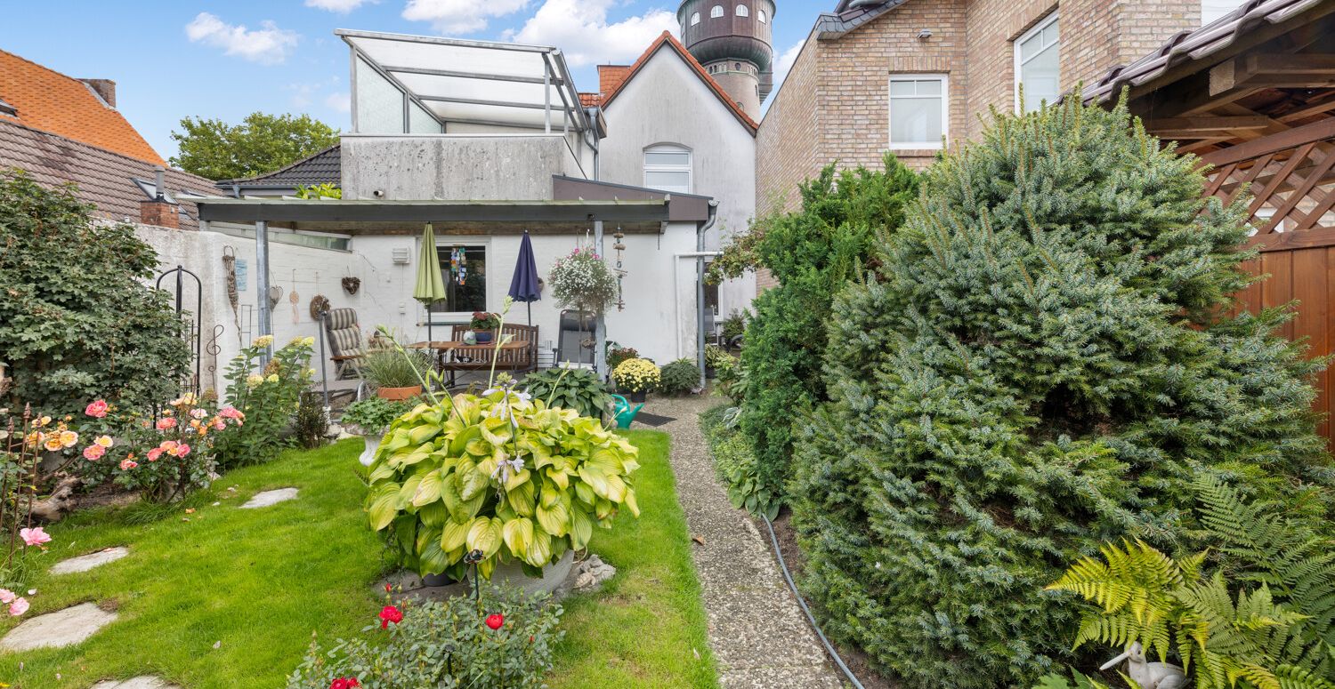 Rückansicht mit überdachter Terrasse und Balkon