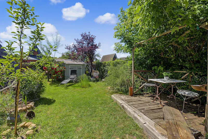 Garten mit Freisitz und Schuppen