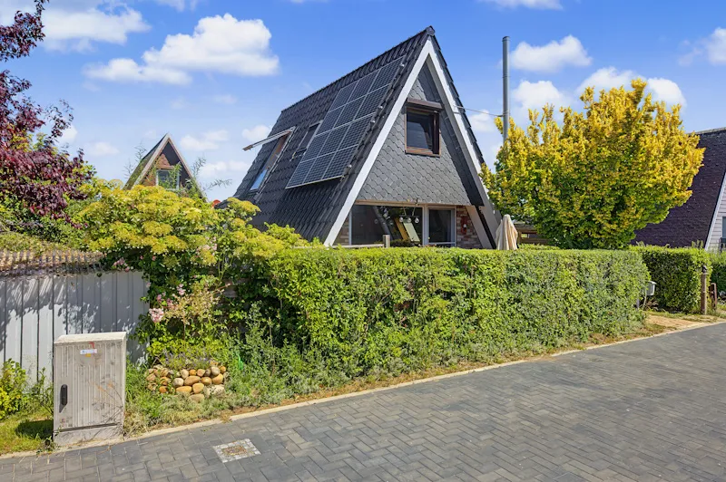 seitlich Ansicht mit PV-Anlage