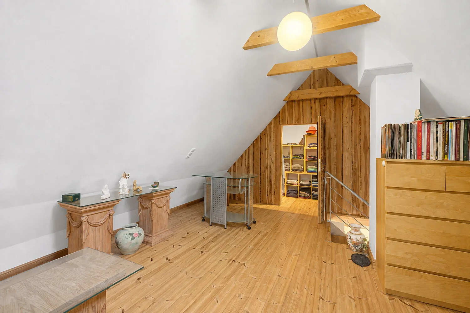 .. mit Zugang zum begehbaren Kleiderschrank