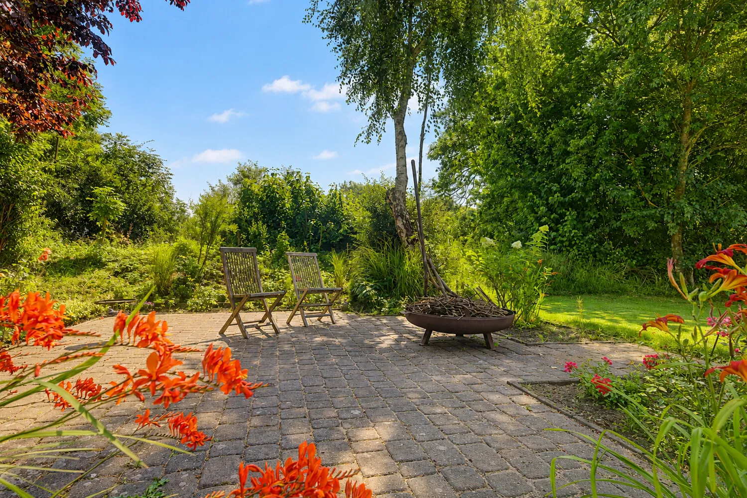 weitere Terrasse mit Feuerstelle