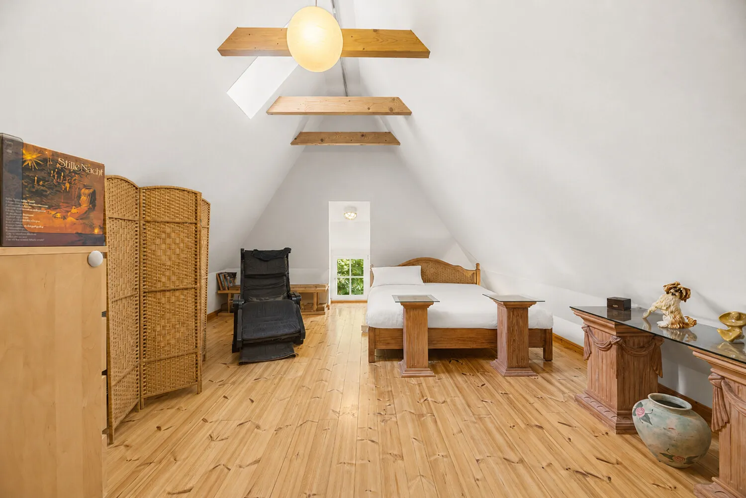 großes Schlafzimmer im Obergeschoss