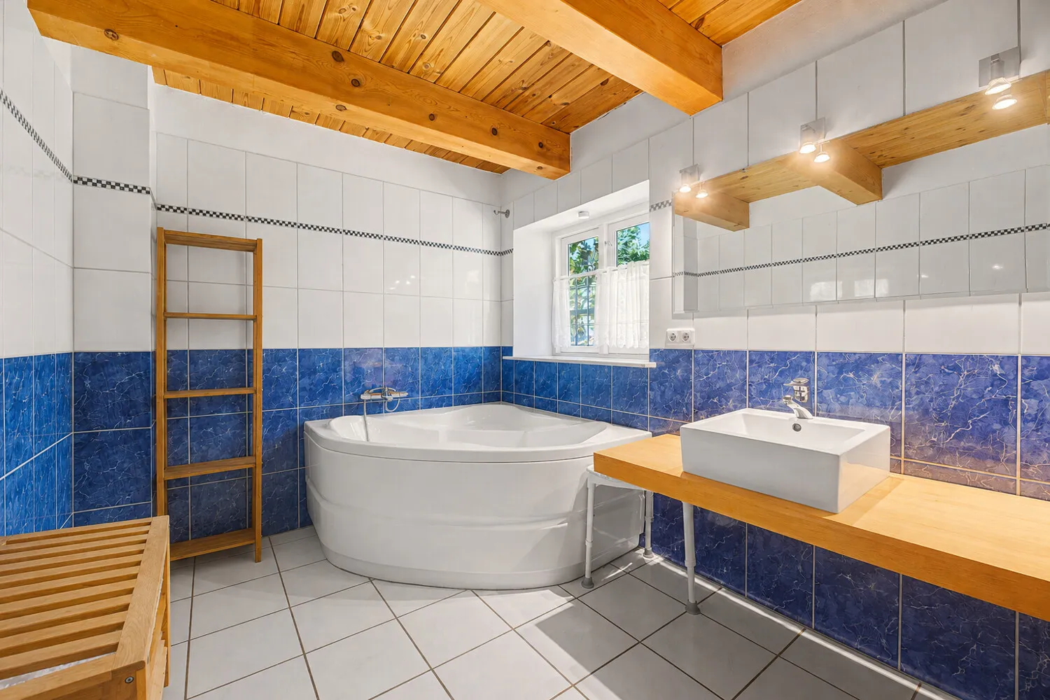 Vollbad mit Whirlpoolwanne