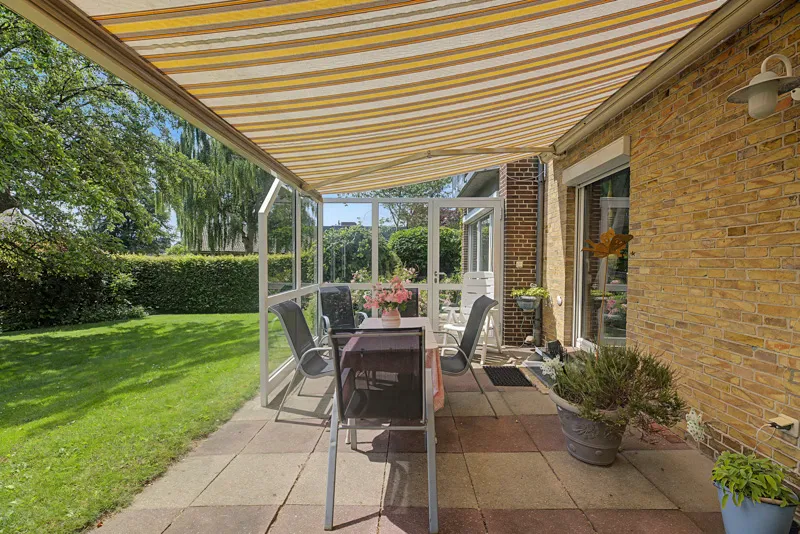 großzügige Terrasse mit Markise