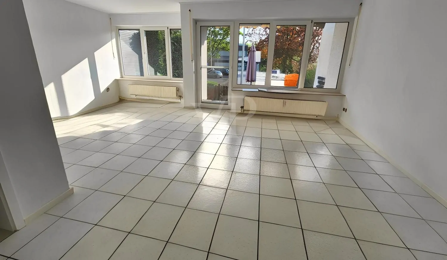 Wohn-Esszimmer mit Blick auf die Terrasse