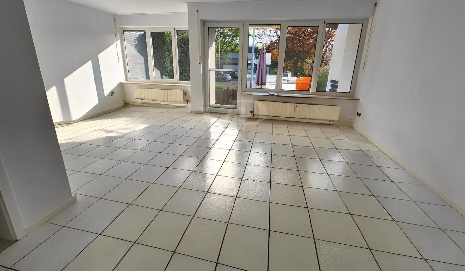 Wohn-Esszimmer mit Blick auf die Terrasse