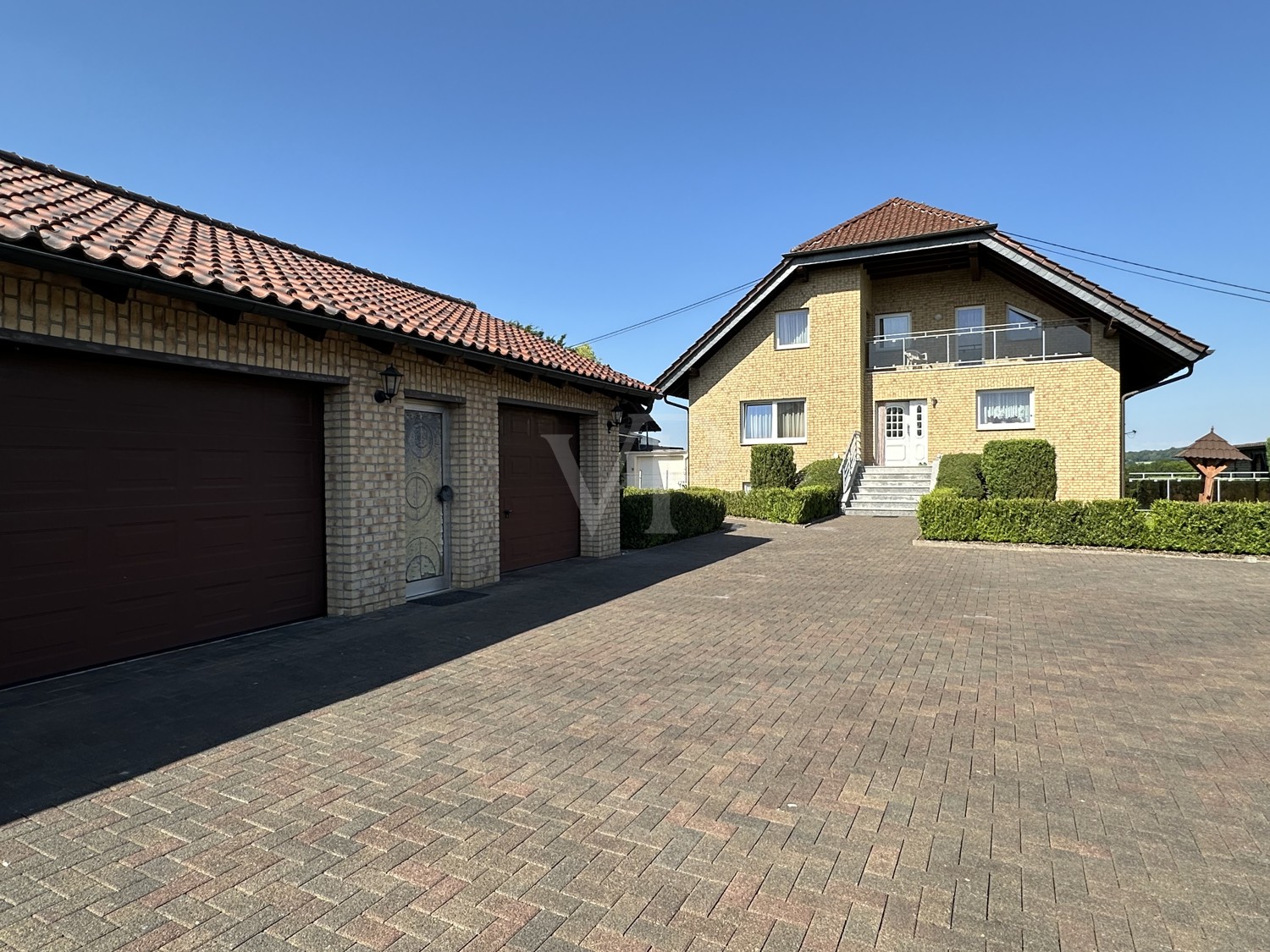 Großzügiges Haus mit weitläufigem, wunderschönem Garten, guter Ausstattung und  Einliegerwohnung