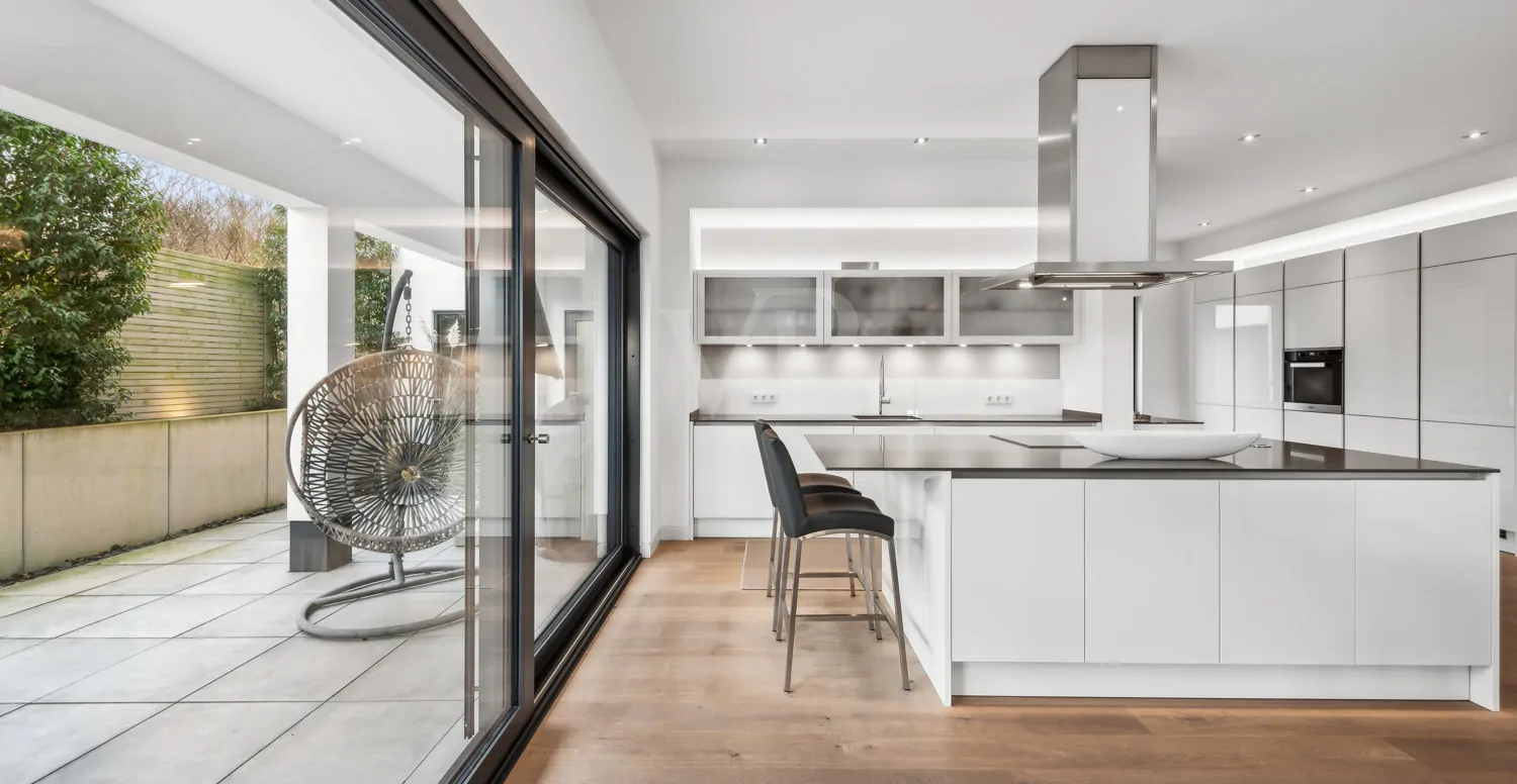 Küche mit angrenzender Terrasse