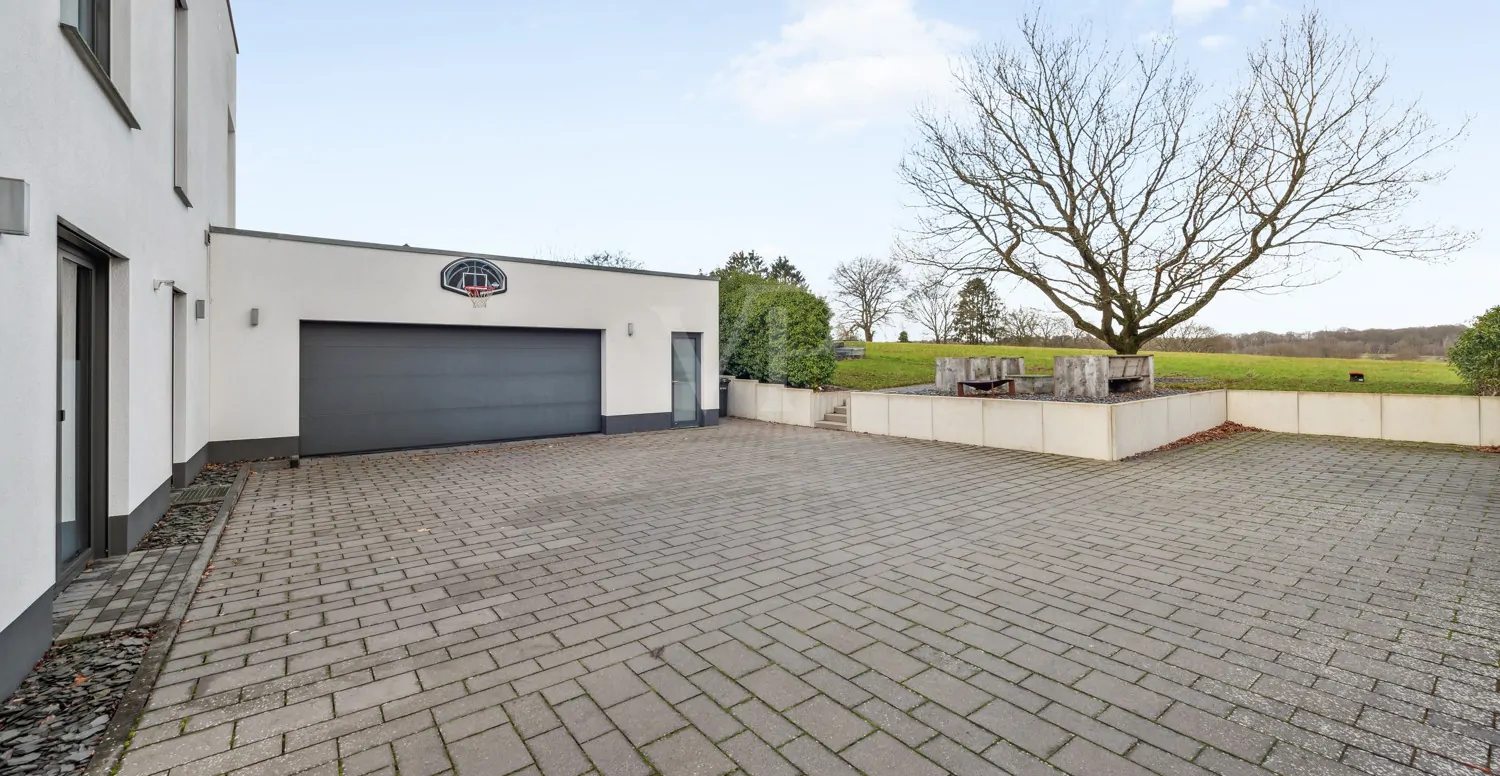 Doppelgarage und Außenbereich