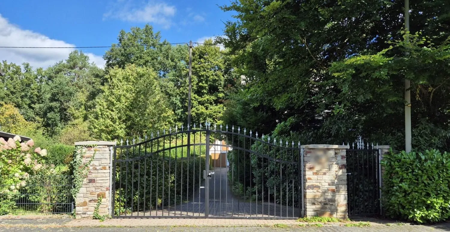 Privat und großzügig wohnen auf parkähnlichem Refugium mit altem Baumbestand