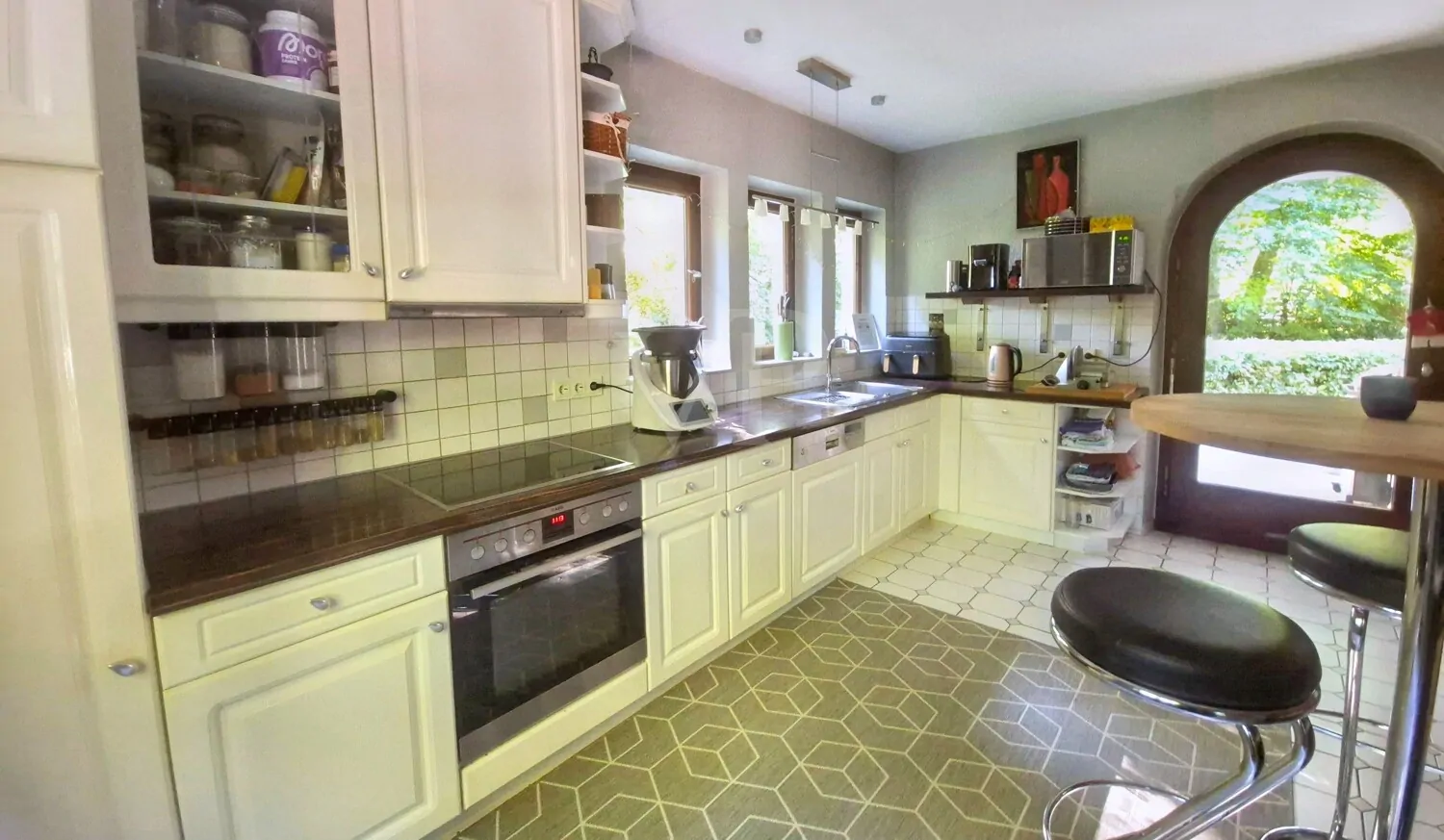 Küche mit Zugang zur überdachten Terrasse