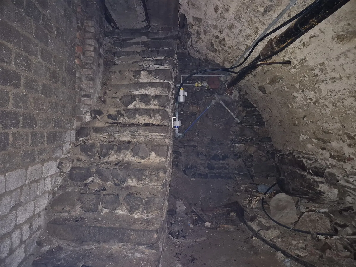 Keller mit Hausanschlüssen