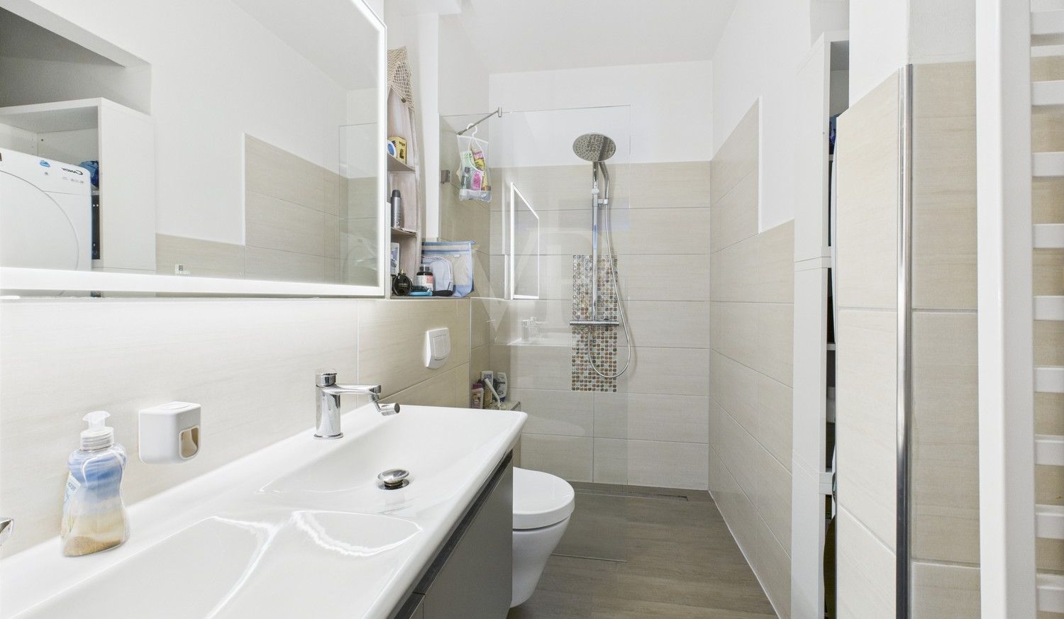 Badezimmer mit Dusche und sparater Badewanne