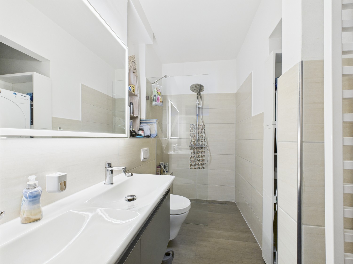 Badezimmer mit Dusche und sparater Badewanne