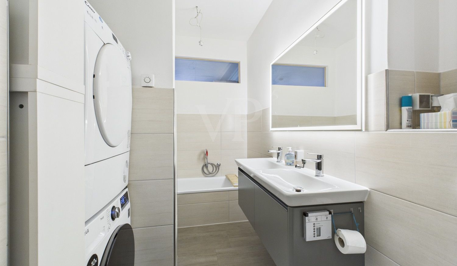 Badezimmer mit Dusche und sparater Badewanne