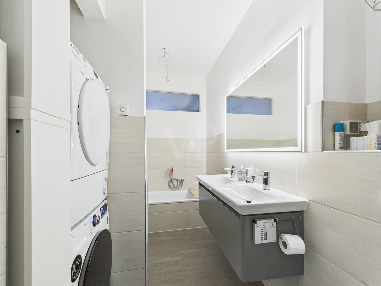 Badezimmer mit Dusche und sparater Badewanne