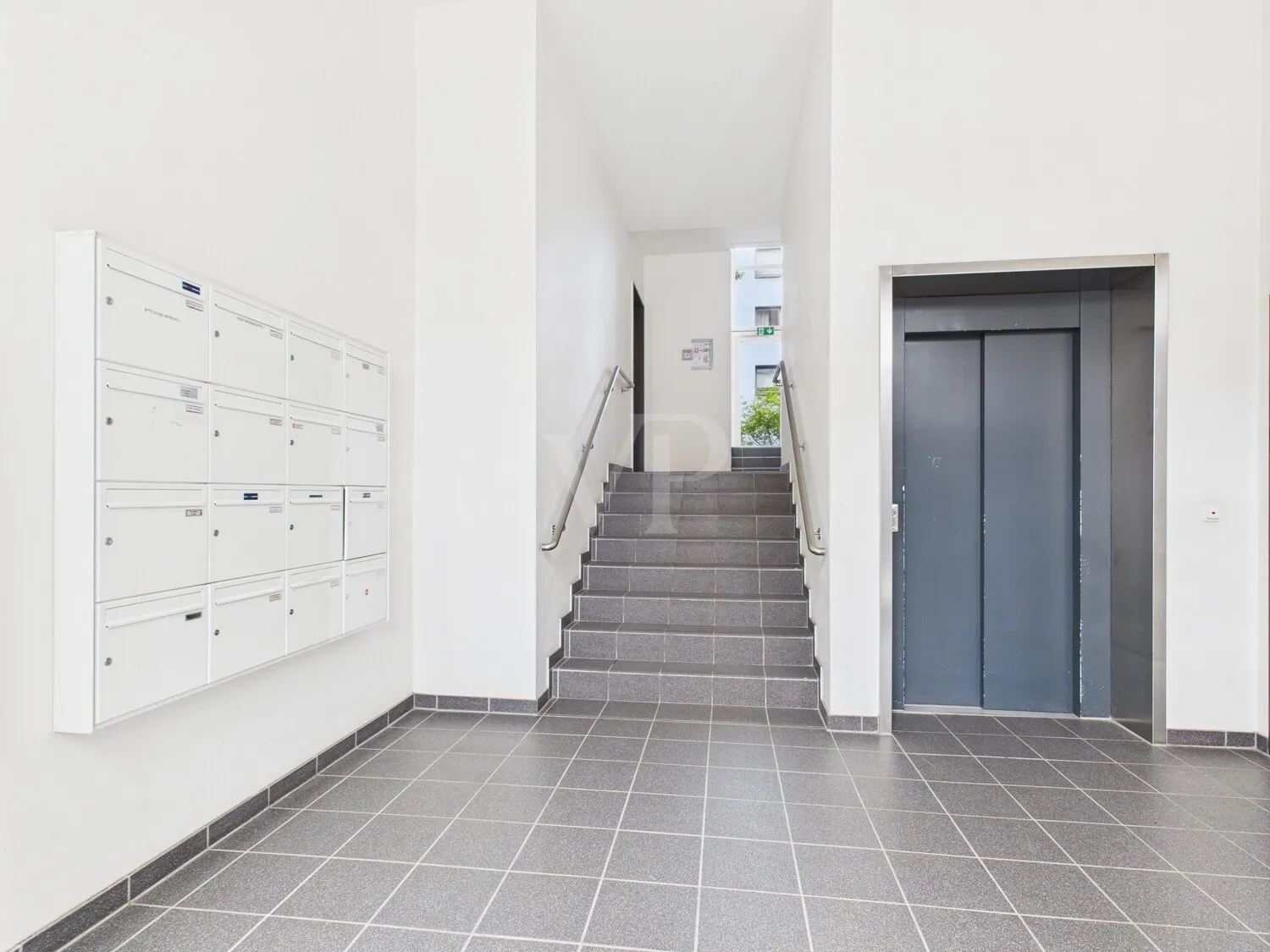 Treppenhaus mit Aufzug