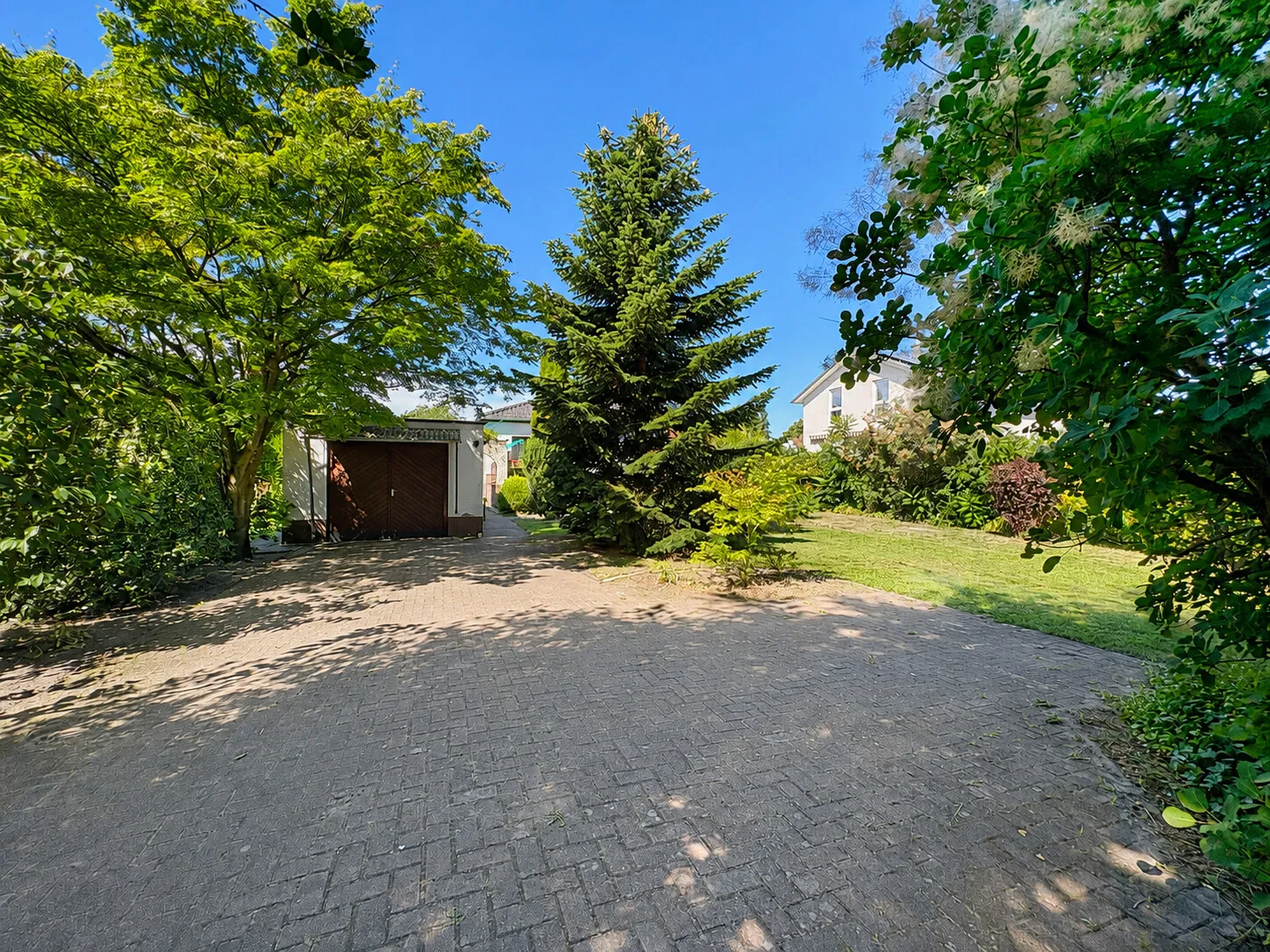 Einfahrt mit Garage
