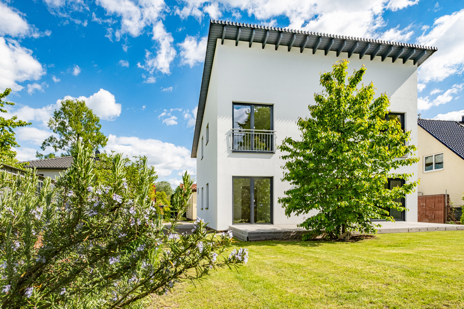 Haus schräg vom Garten