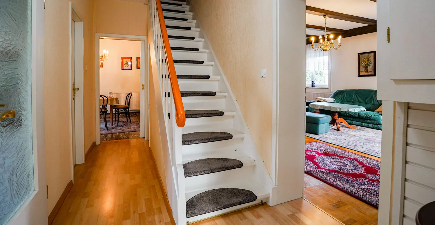 Treppe zum Obergeschoss