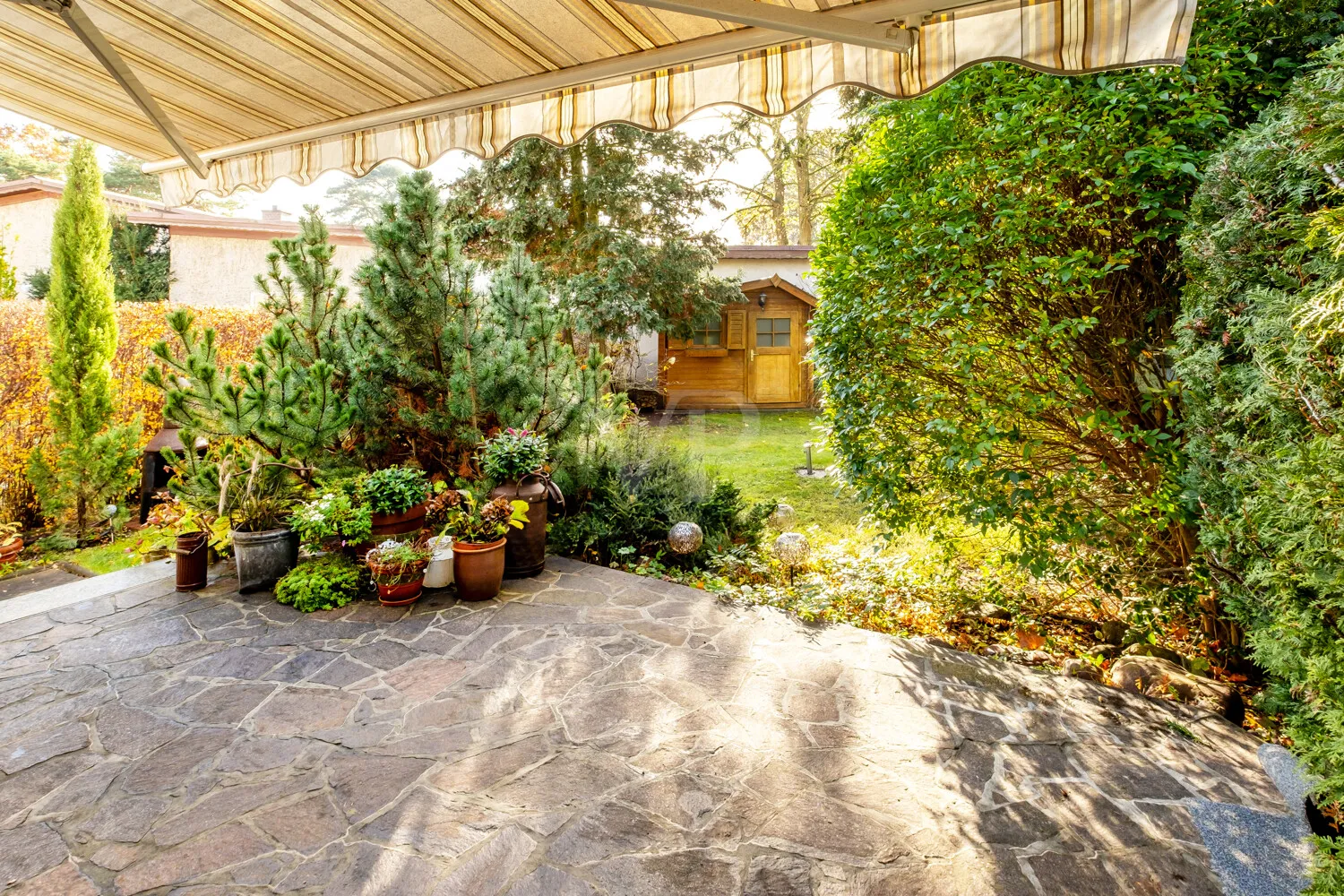 Terrasse mit Gartenblick