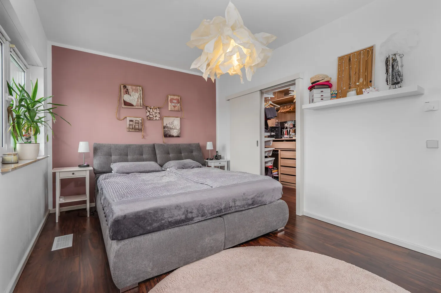Schlafzimmer & Blick zur Ankleide