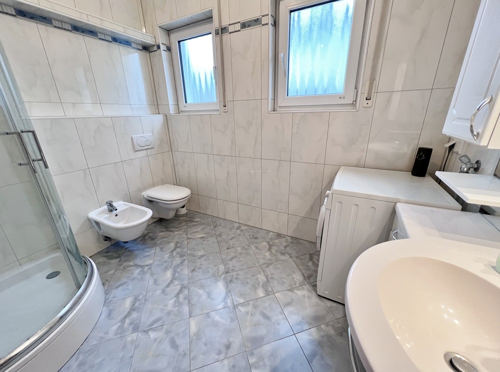Tageslichtbad mit Dusche