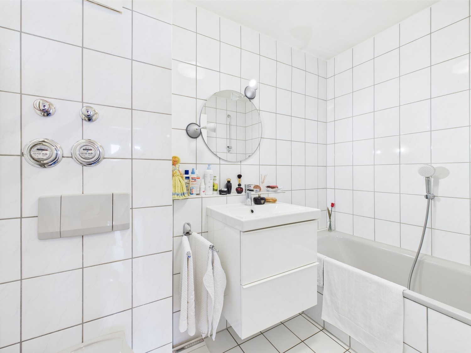 helles Bad mit Wanne
