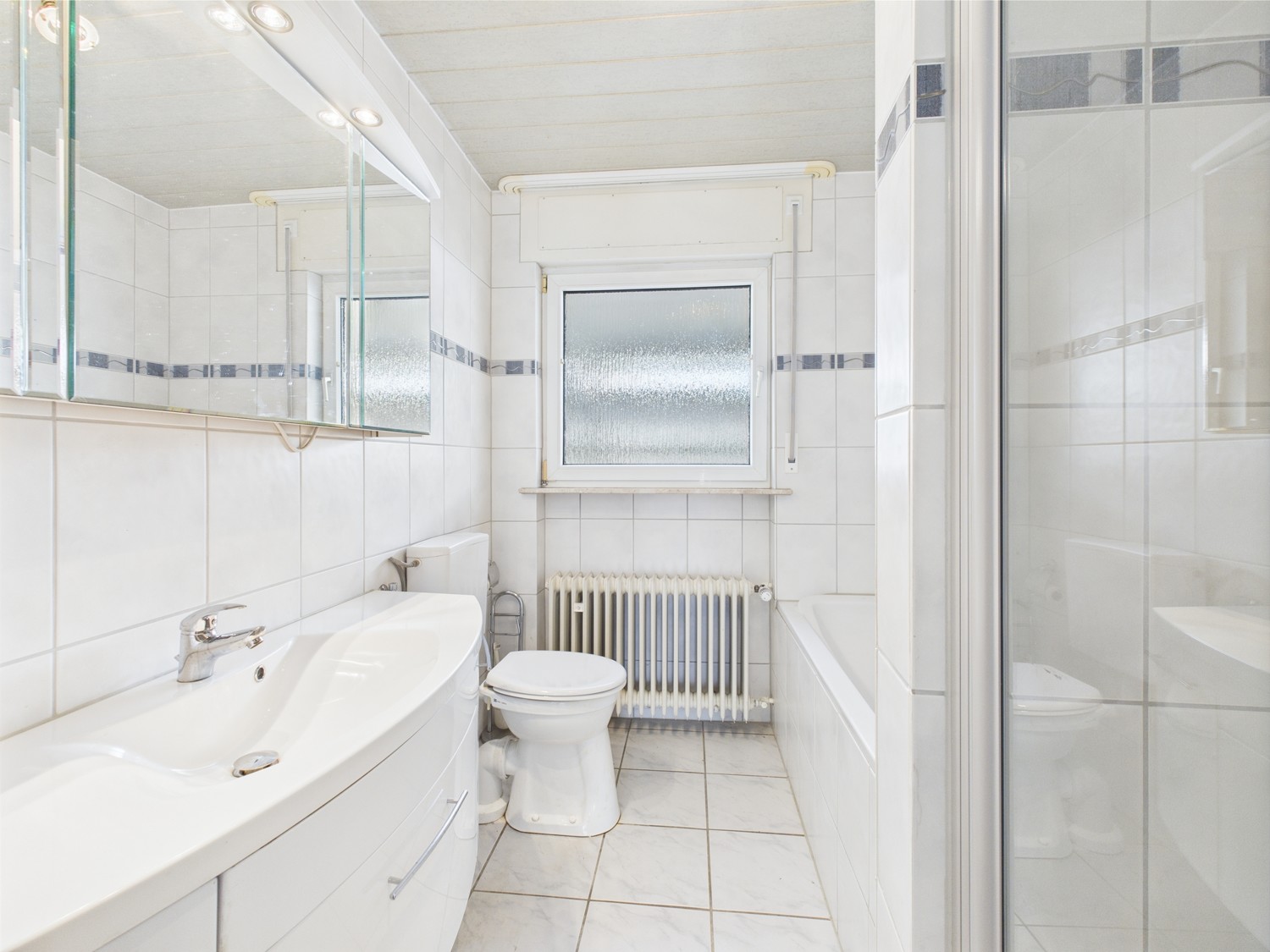 helles Badezimmer mit Wanne