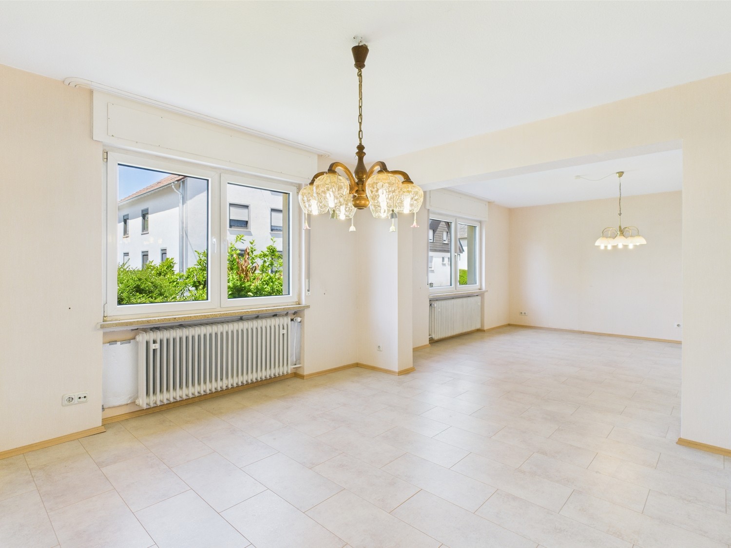 großzügiges Wohnzimmer