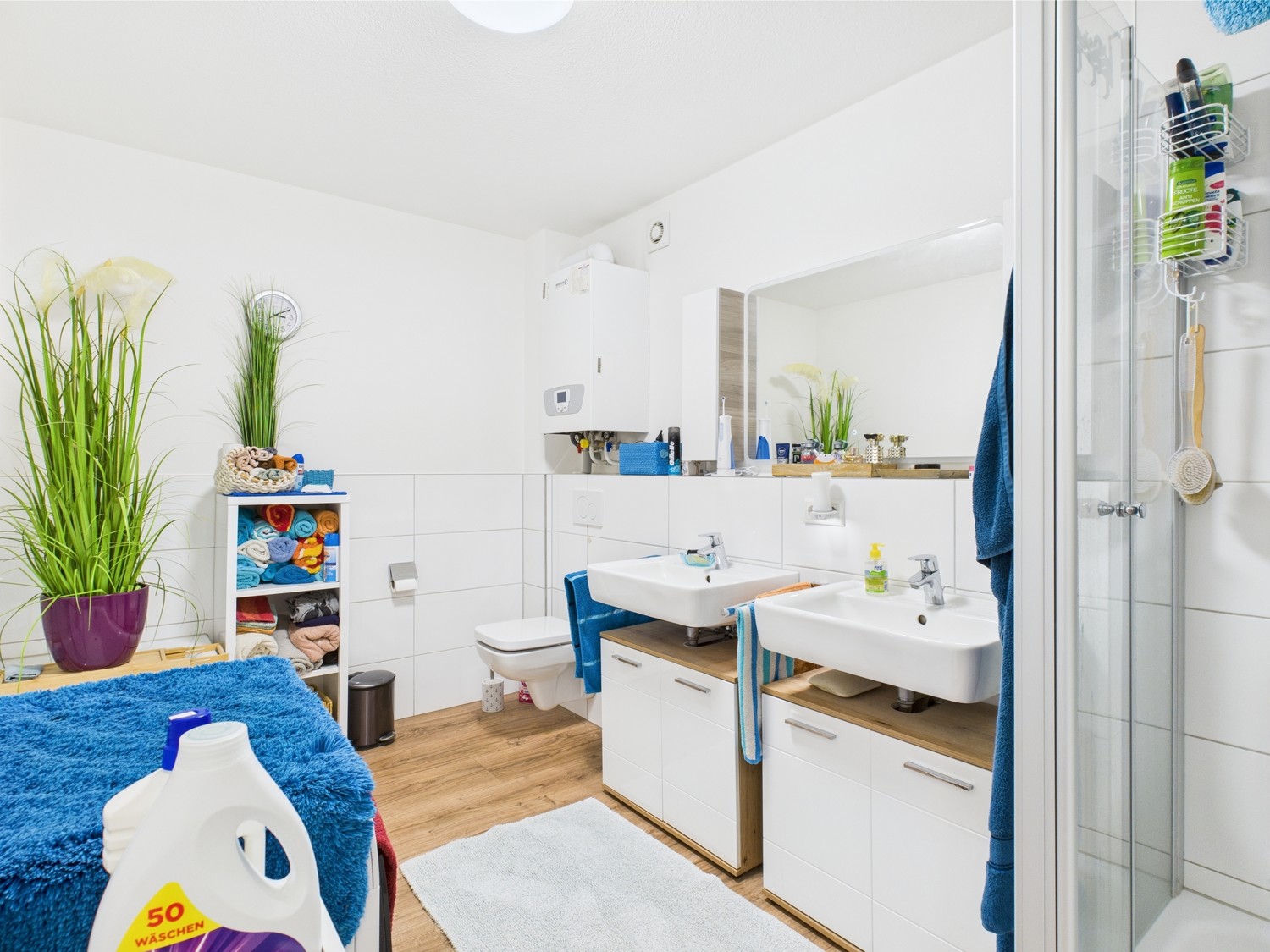 geräumiges Badezimmer