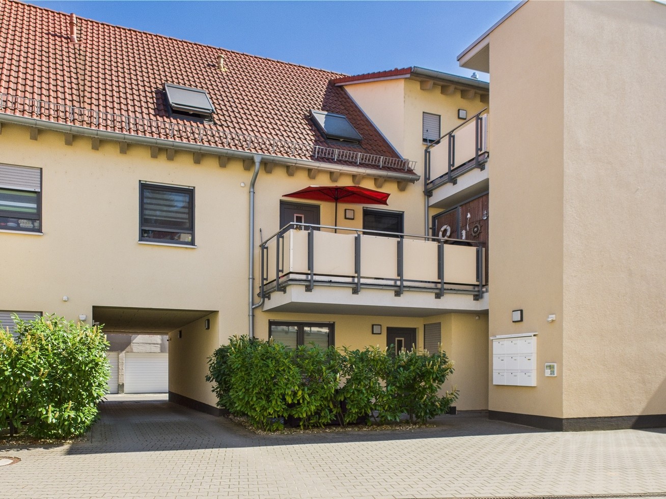 Blick vom Innenhof auf Wohnung und Balkon