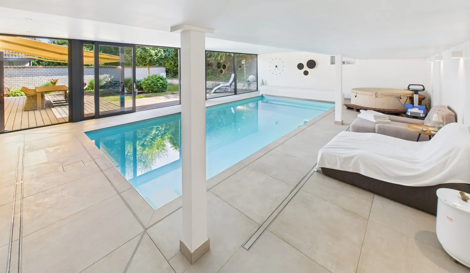 ...eigenem Schwimmbad