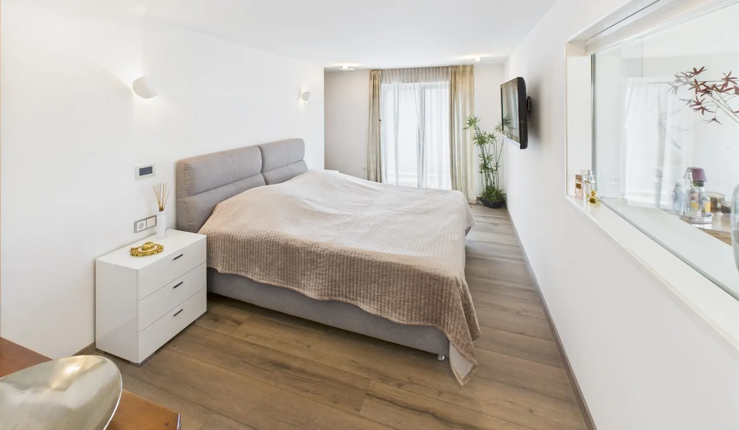 großzügiges Schlafzimmer mit Ankleideraum