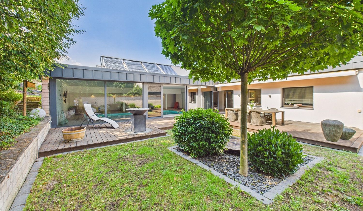 Terrasse mit idyillischem Gartenbereich