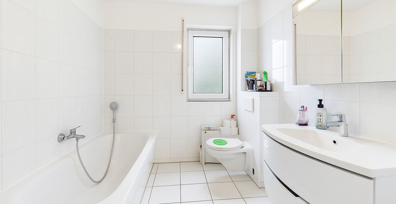 Tageslichtbad mit Wanne