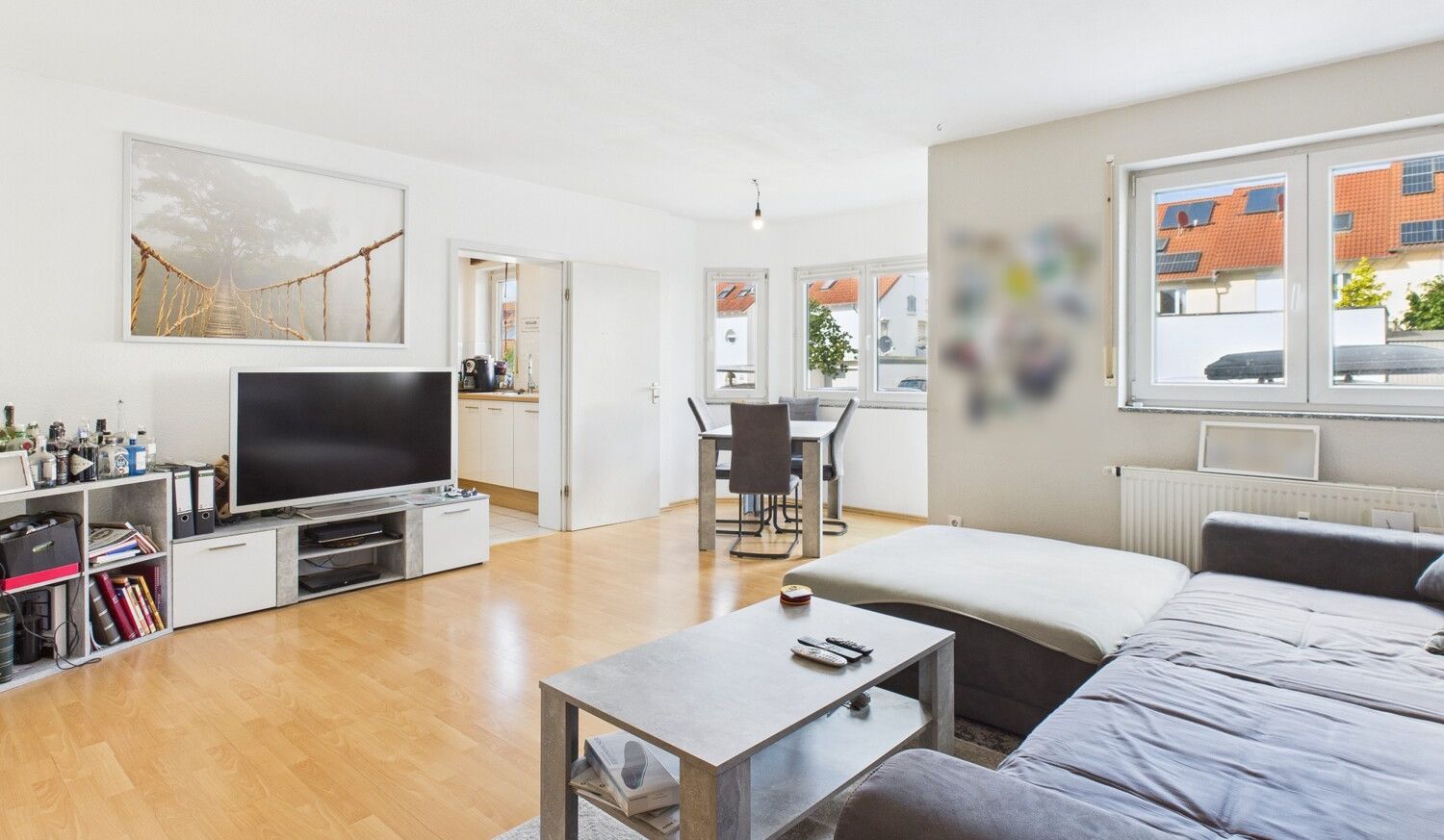 großzügiges Wohnzimmer