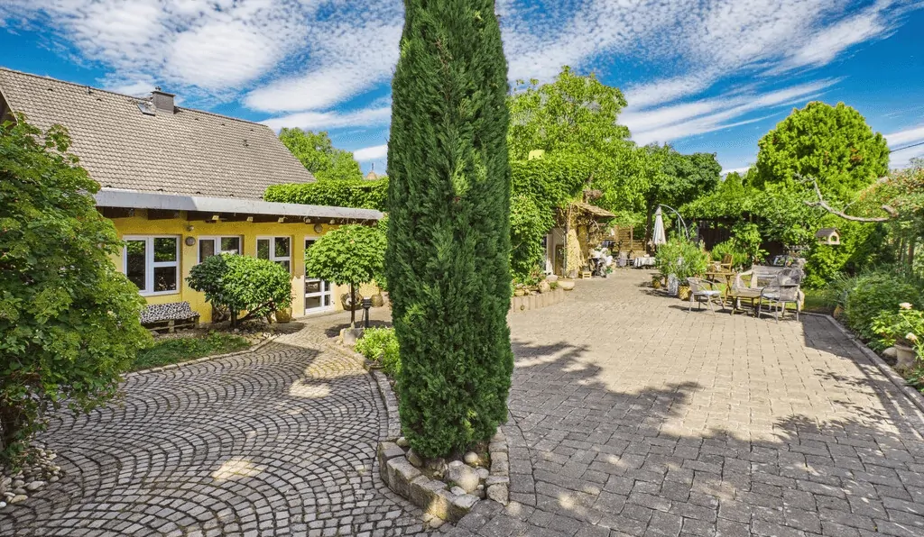 großzügiger Innenhof